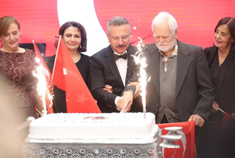 Eskişehir’de Cumhuriyet Pastasını 102 yaşındaki Ali Sezer kesti - Resim: 1