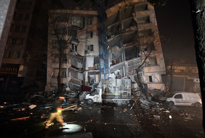 SON DAKİKA DEPREM: Kahramanmaraş Trabzon Caddesi'nde 24 saat sonra Can isimli 14 yaşında bir çocuk göçükten çıkarıldı - Resim: 7