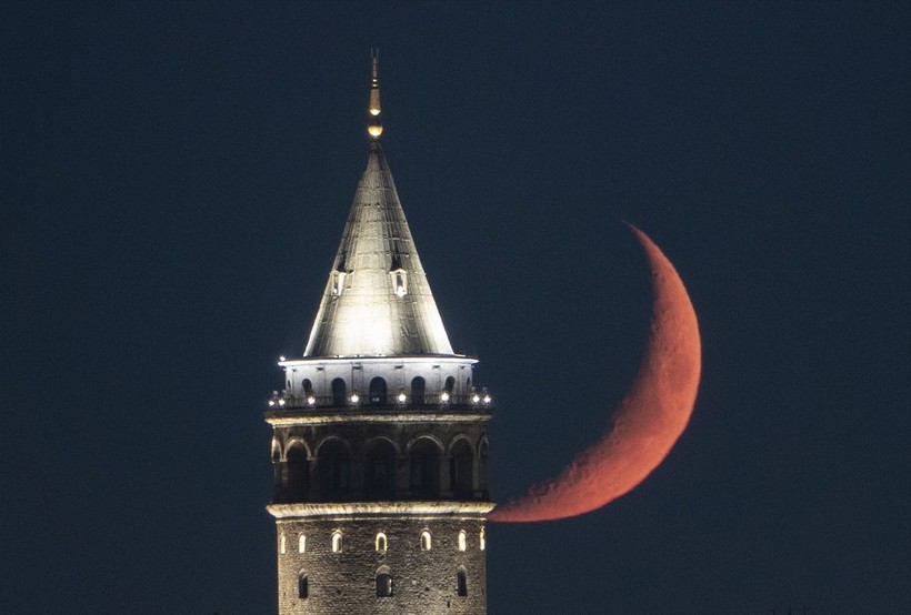 İstanbul'da kız kulesinin üzerinde oluşan hilal, görenleri büyüledi - Resim: 7