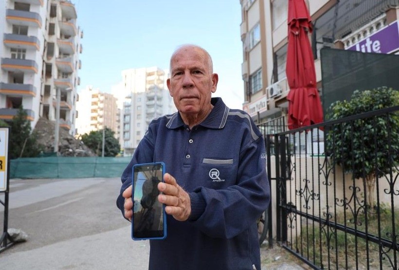 Adana'da ağır hasarlı binanın kolonundan menemen tepsisi çıktı - Resim: 2