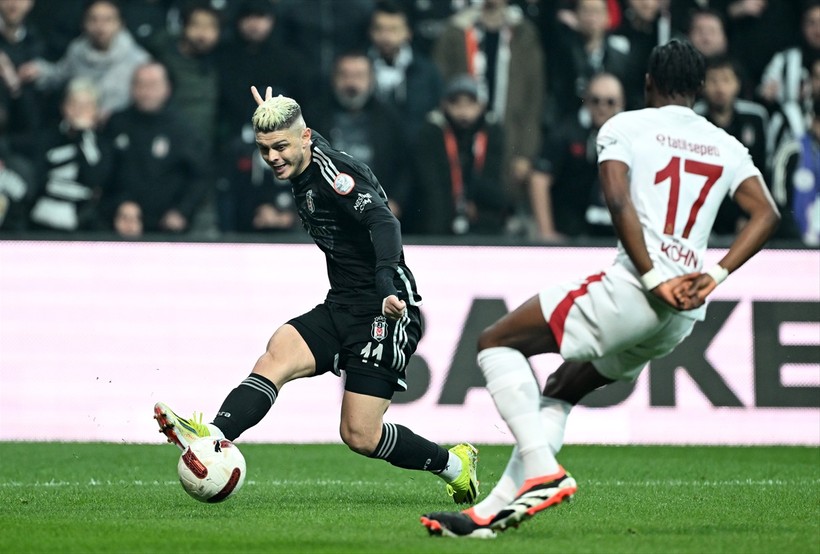 Galatasaray, Beşiktaş'ı yeni stadında ilk kez yenerek liderliğini sürdürdü - Resim : 4