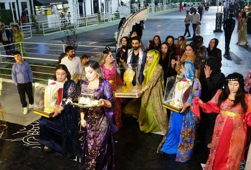 Bir aşiret düğünü klasiği! Geline 3 kilo altın, damada da 3 milyon lira takıldı - Resim: 4