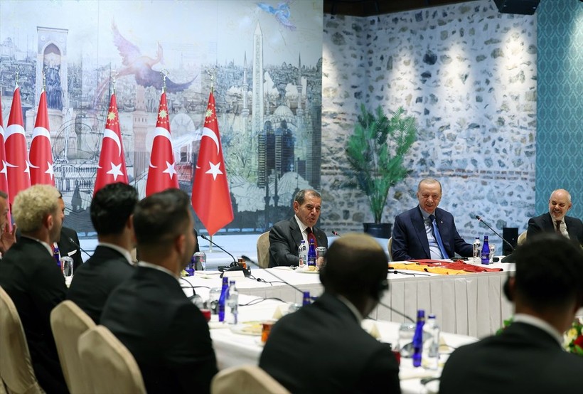 Cumhurbaşkanı Erdoğan Galatasaray'ı kabul etti! Osimhen, Barış Alper Yılmaz, Muslera... Formalarını hediye ettiler - Resim: 5