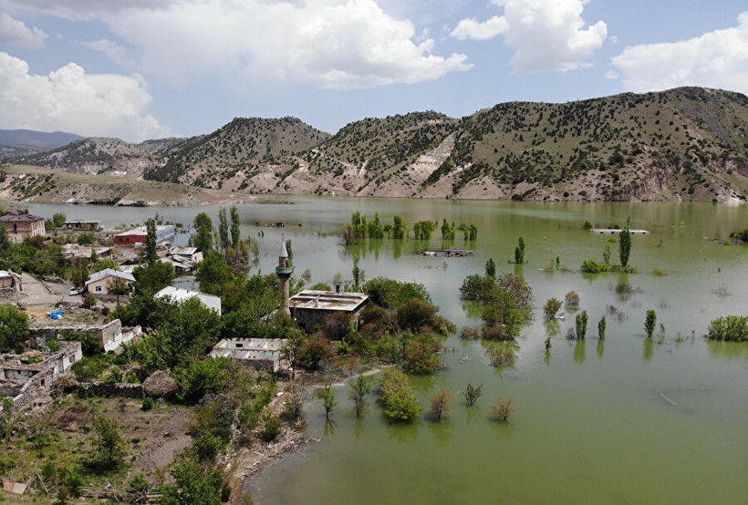 Sular çekildi, köy gün yüzüne çıktı - Resim : 1