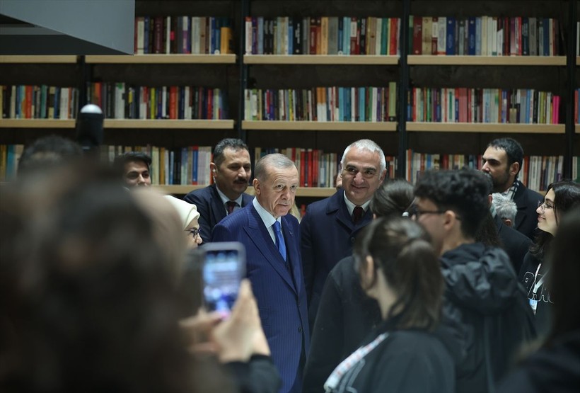 Cumhurbaşkanı Erdoğan, Rami Kütüphanesi'nin Açılış Törenine katıldı, kütüphane gezisi esnasında öğrencilerle çekilen fotoğraflar iç ısıttı - Resim: 2