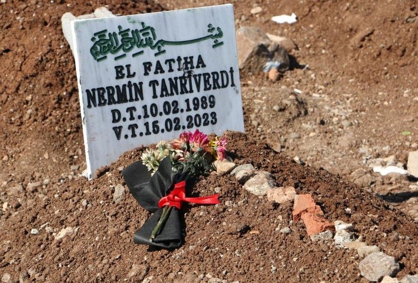 Bu acıya yürek dayanmaz! Diyarbakır'da depremde vefat edenlerin hatıraları mezarlıklara bırakıldı - Resim: 12