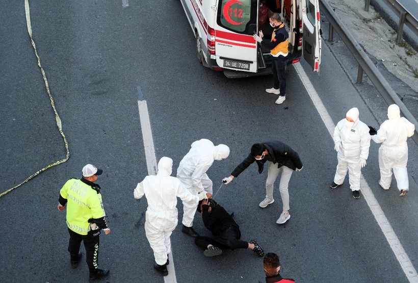 İstanbul'da E5 karayolunda şaşkına çeviren görüntü! Bulaşıcı hastalık riskine karşı... Göz yaşartıcı spreyle kelepçelediler - Resim: 1