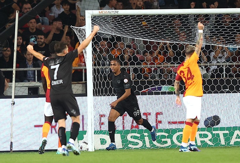 Ligde namağlup takım kalmadı: Galatasaray, Mersin'de ilk yenilgisini aldı - Resim : 12