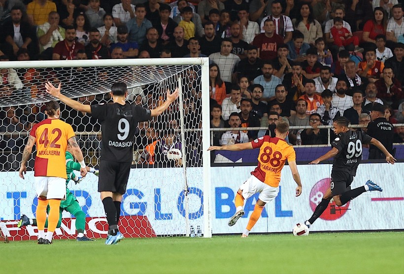 Ligde namağlup takım kalmadı: Galatasaray, Mersin'de ilk yenilgisini aldı - Resim : 7