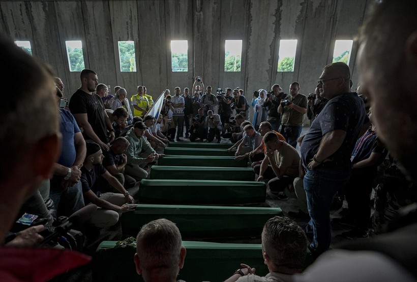 Srebrenitsa soykırımının 30. yıl dönümü! 7 kurbanın cenazesi anıt mezarlığa taşındı - Resim: 7