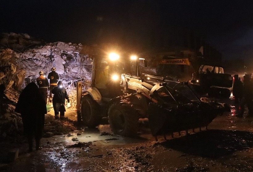 Suriye'de depremden dolayı ölenlerin sayısı artıyor, birçoğu savaştan dolayı yıkılmış evlerde yaşıyordu - Resim: 51