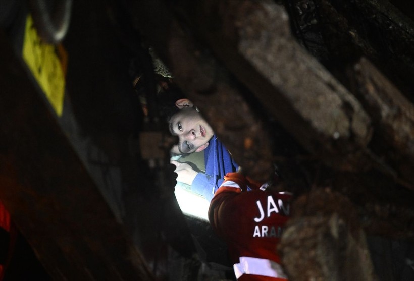 SON DAKİKA DEPREM: Kahramanmaraş Trabzon Caddesi'nde 24 saat sonra Can isimli 14 yaşında bir çocuk göçükten çıkarıldı - Resim: 9