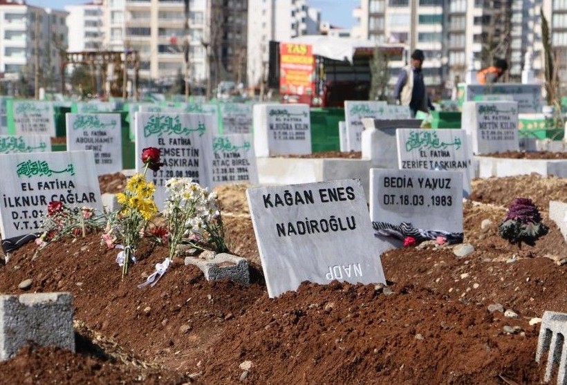Bu acıya yürek dayanmaz! Diyarbakır'da depremde vefat edenlerin hatıraları mezarlıklara bırakıldı - Resim: 7