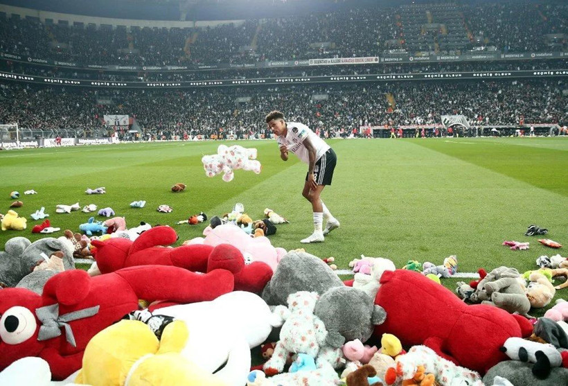 Beşiktaş taraftarlarının Antalyaspor karşılaşmasında düzenlediği “Bu oyuncak sana arkadaşım” kampanyası dünya basınında yer buldu - Resim: 8