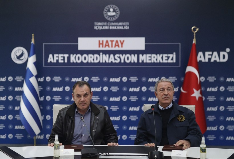 Milli Savunma Bakanı Hulusi Akar Yunanistan Savunma Bakanı Nikolaos Panagiotopoulos ile deprem bölgesi Hatay'da açıklamalarda bulundu - Resim : 5