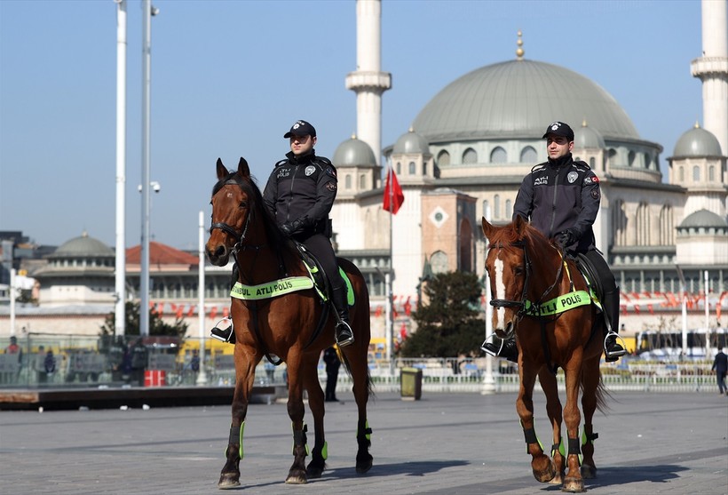 1 Mayıs Emek ve Dayanışma Günü dolayısıyla İstanbul ve Ankara'da geniş güvenlik önlemleri alınırken 1 Mayıs'ın kutlanacağı alanlar da düzenlendi - Resim : 9