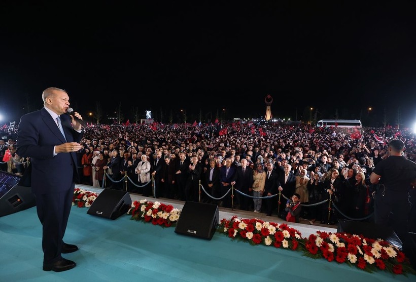 Ezber bozulmadı! Cumhurbaşkanı Recep Tayyip Erdoğan yüzbinlere balkon konuşmasını Külliye'den yaptı - Resim: 1