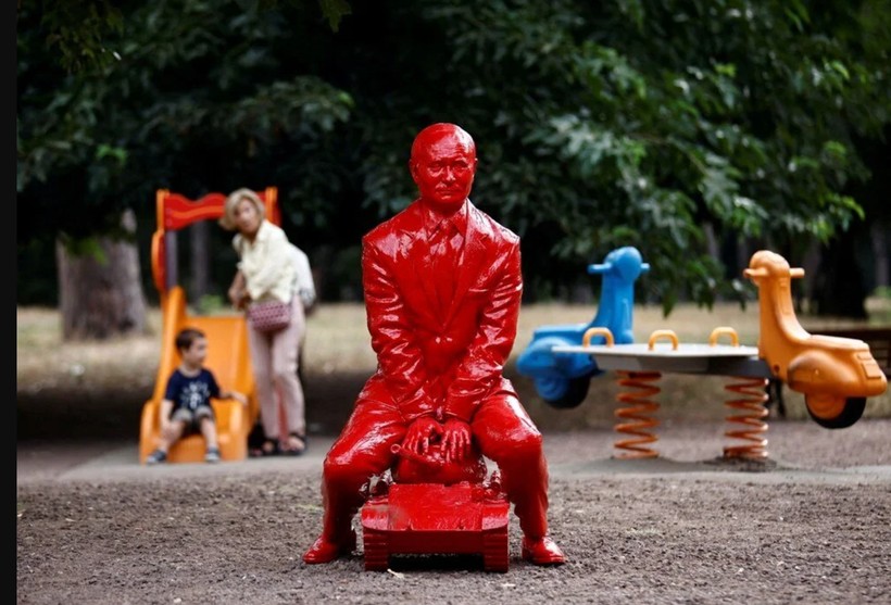 Putin'in heykeli çocuk parkına konuldu - Resim: 5