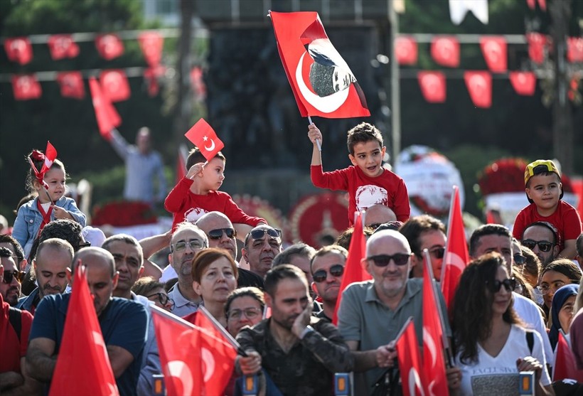 Türkiye iliklerine kadar Cumhuriyet'i kutluyor! Nereye baksan kırmızı-beyaz! 🤍❤️Meydanlarda 7'den 70'e 100. yıl coşkusu - Resim: 357