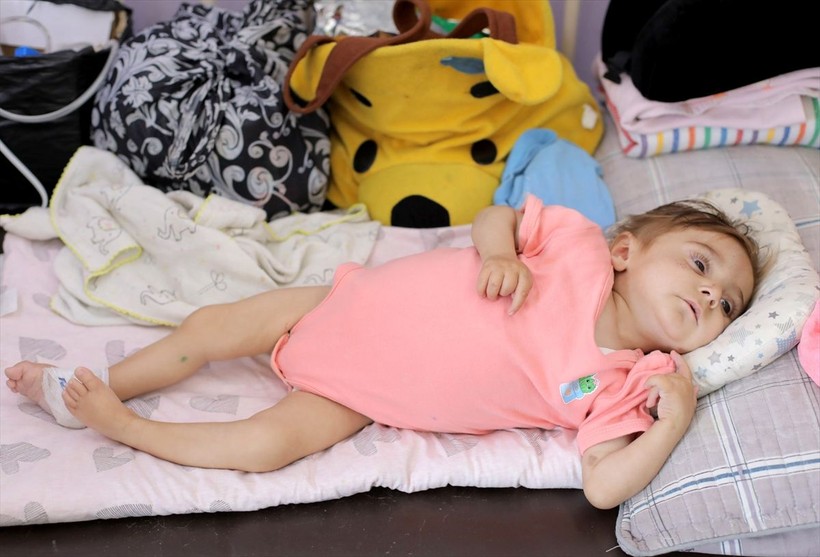 Gazze'de çocuklar açlık nedeniyle ölümle boğuşuyor - Resim: 5