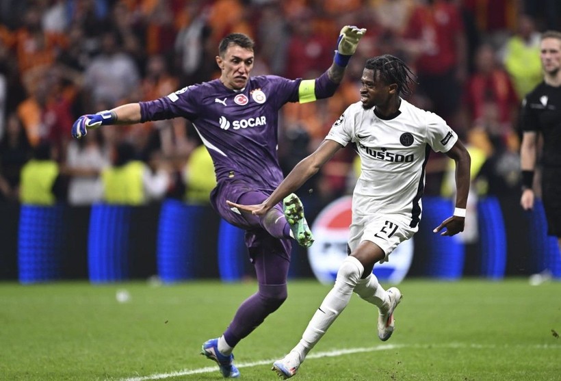 Muslera'nın zor anları! Golün ardından çılgına döndü: Young Boys oyuncusuna tekme attığı anlar - Resim: 3