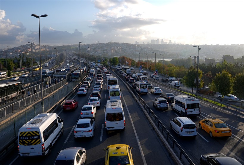İstanbul trafiğinde korkulan olmadı! Okulların ilk günü trafik yoğunluğu yüzde 40 seviyelerinde kaldı - Resim : 2