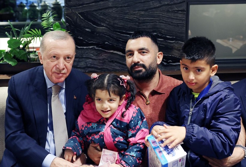 Erdoğan, Ankara'da bir kafede vatandaşlarla sohbet etti, çocukları sevdi - Resim: 12