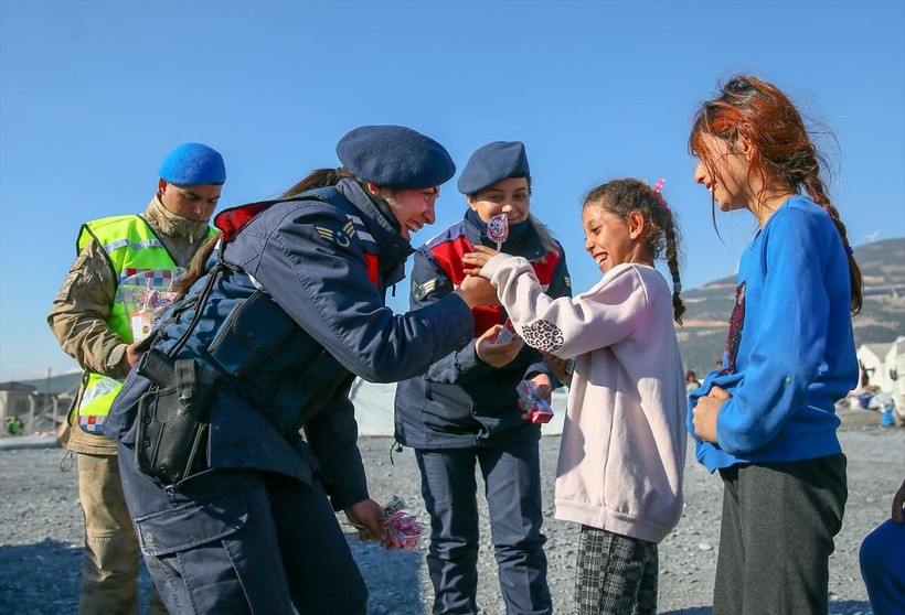 Depremden etkilenen çocukların yaralarını sarmak için kadın jandarma ekipleri, öğretmenler ve gönüllüler oyunlar oynuyor - Resim: 6