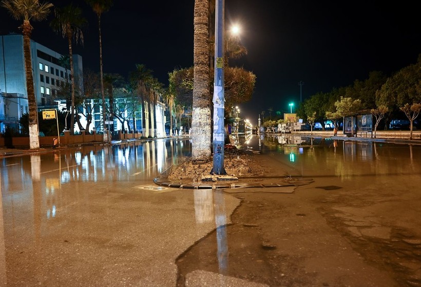 İskenderun'da deniz seviyesi yükseldi, caddeler su altına kaldı - Resim: 11