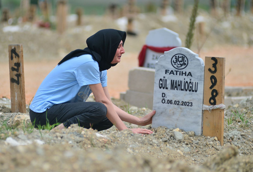 Depremin vurduğu şehirlerde en acı bayram! Mezarlıklarda kahreden fotoğraflar - Resim: 11