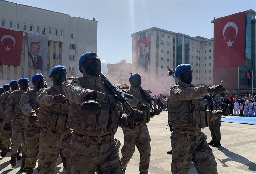 Türkiye iliklerine kadar Cumhuriyet'i kutluyor! Nereye baksan kırmızı-beyaz! 🤍❤️Meydanlarda 7'den 70'e 100. yıl coşkusu - Resim: 379