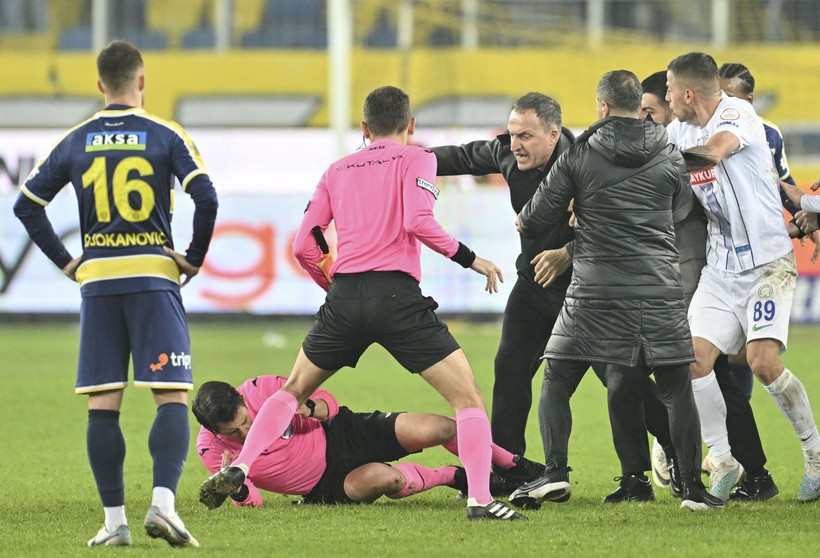 Ankaragücü Başkanı Faruk Koca hakem Halil Umut Meler'e sahanın içinde yumruk attı! İşte o görüntüler - Resim: 30