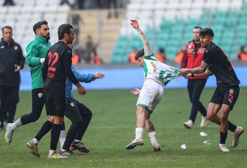 Bursaspor-Diyarbekirspor maçı sonrasında saha karıştı! Savaş alanında 5 kişi kırmızı kart gördü - Resim: 7