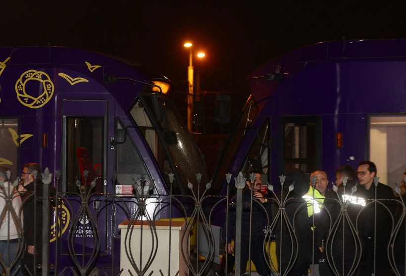 İstanbul Zeytinburnu'nda 2 tramvay çarpıştı, seferler aksadı - Resim : 2