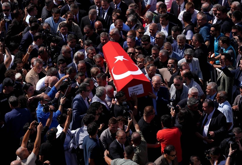 İsrail askerlerince öldürülen Ayşenur Ezgi Eygi, son yolculuğuna uğurlandı - Resim: 1