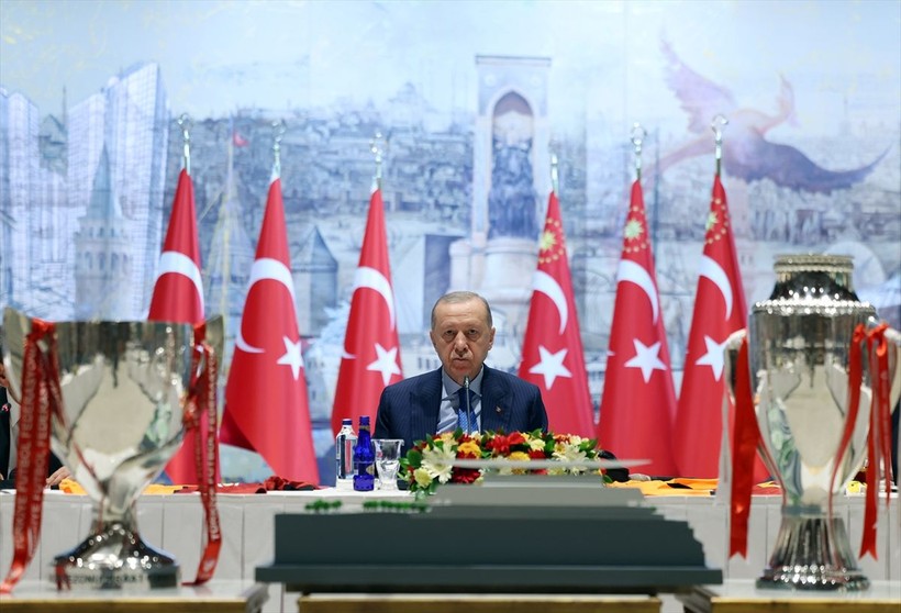 Cumhurbaşkanı Erdoğan Galatasaray'ı kabul etti! Osimhen, Barış Alper Yılmaz, Muslera... Formalarını hediye ettiler - Resim: 4