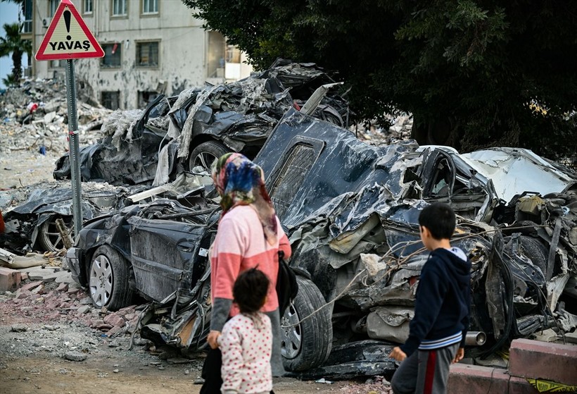 Kahramanmaraş depreminin ardından geriye eşyalar kaldı: Enkazdan çıkartılanlara bakanlar gözyaşlarını tutamadı - Resim: 8
