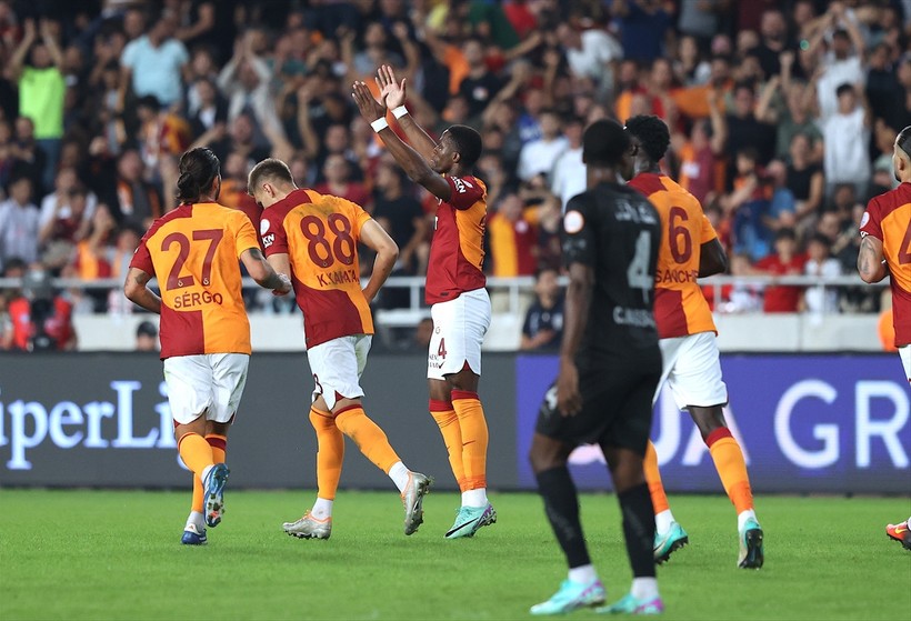 Ligde namağlup takım kalmadı: Galatasaray, Mersin'de ilk yenilgisini aldı - Resim : 8