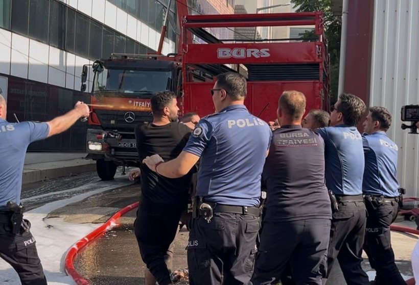 Yangın yerinde ortalık karıştı, itfaiyeci darbedildi, polis müdahale etti - Resim : 3