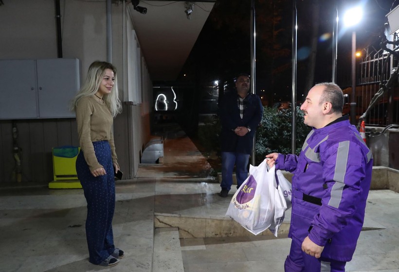 Sanayi ve Teknoloji Bakanı Mustafa Varank, yeni yıla girerken motokurye oldu sipariş götürdü - Resim: 2
