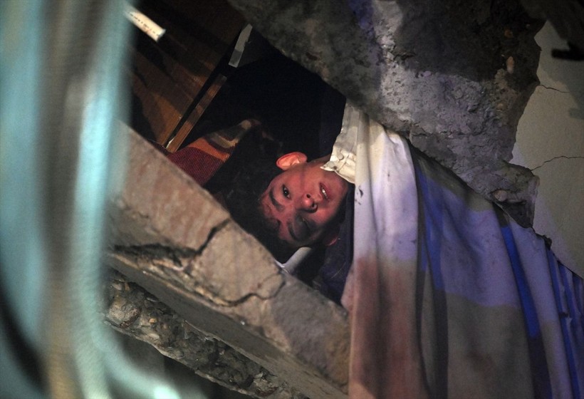 SON DAKİKA DEPREM: Kahramanmaraş Trabzon Caddesi'nde 24 saat sonra Can isimli 14 yaşında bir çocuk göçükten çıkarıldı - Resim: 8