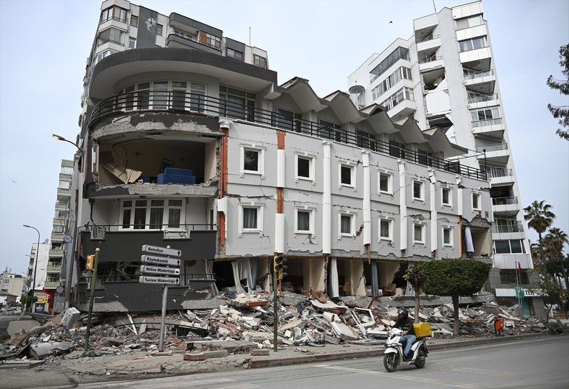 Kahramanmaraş depreminin ardından geriye eşyalar kaldı: Enkazdan çıkartılanlara bakanlar gözyaşlarını tutamadı - Resim: 11