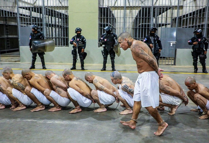 Dünya bu görüntüleri konuşuyor: El Salvador'da 2 bin çete üyesi başka hapishaneye böyle nakledildi - Resim: 4