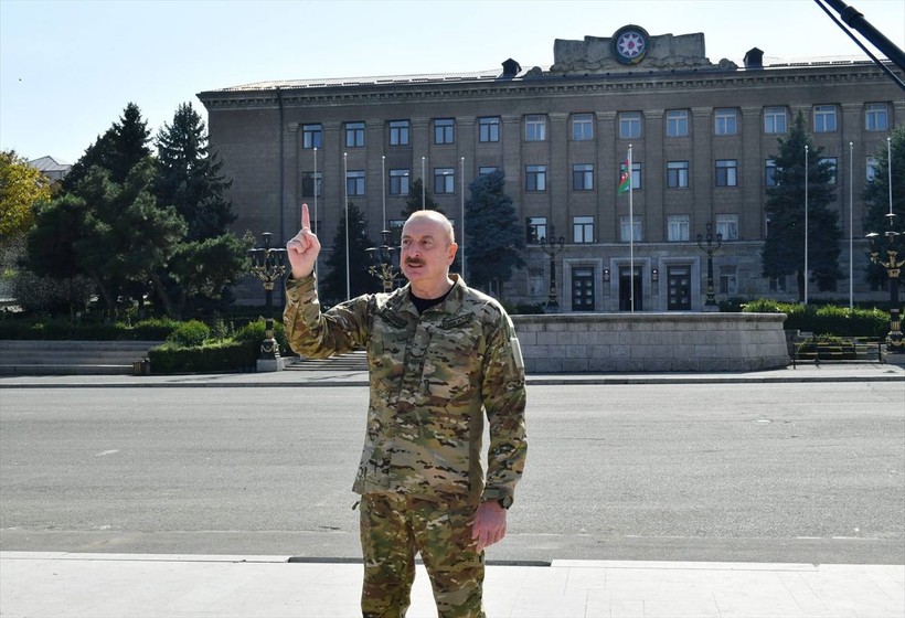 İlham Aliyev, işgalcilerin başkent olarak gördüğü Hankendi'de Azerbaycan bayrağını göndere çekti - Resim: 10