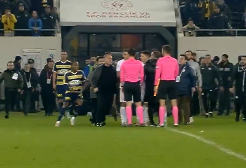 Ankaragücü Başkanı Faruk Koca hakem Halil Umut Meler'e sahanın içinde yumruk attı! İşte o görüntüler - Resim: 3