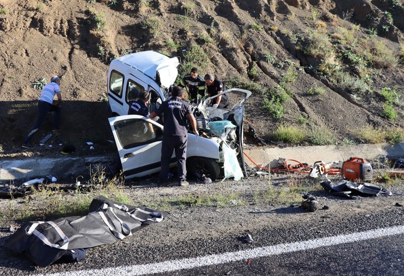 Erzurum'da ambulans ile hafif ticari araç çarpıştı: 4 ölü, 1 yaralı - Resim: 1