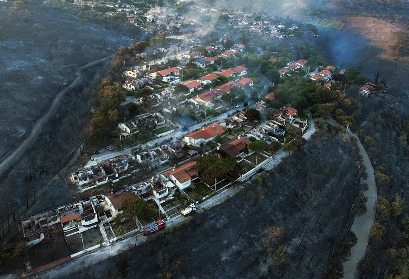 İzmir'de orman yangını felaketi! Tahliye edilen evler alev alev yandı, hasarın boyutu gün ağarınca gözler önüne serildi - Resim: 17