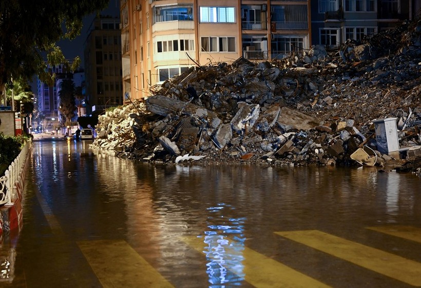 İskenderun'da deniz seviyesi yükseldi, caddeler su altına kaldı - Resim: 5