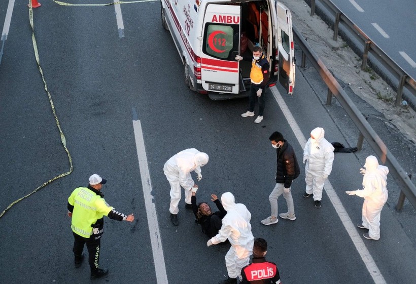 İstanbul'da E5 karayolunda şaşkına çeviren görüntü! Bulaşıcı hastalık riskine karşı... Göz yaşartıcı spreyle kelepçelediler - Resim: 8