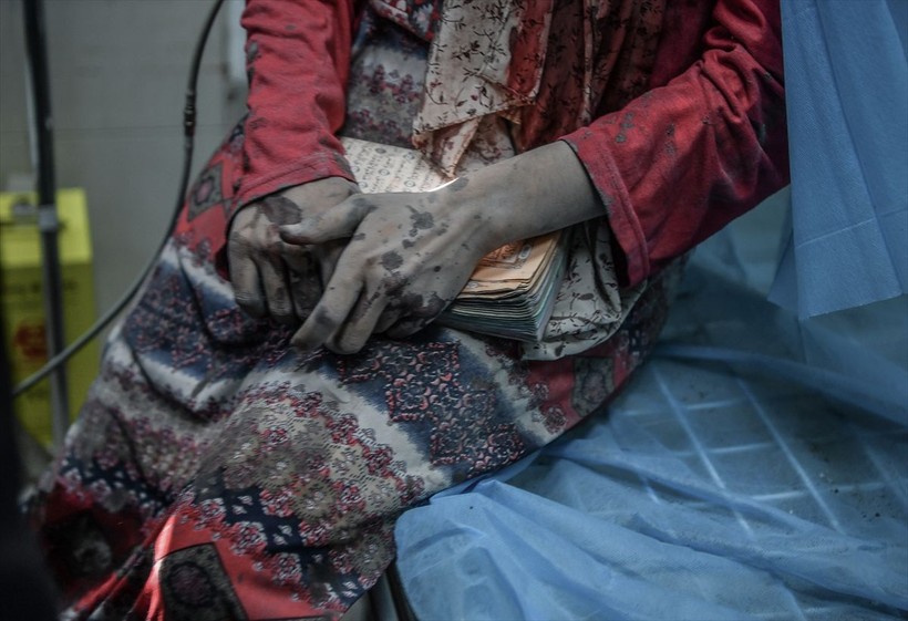 Kur'an-ı Kerim okurken bombalandı! Enkazdan canlı kurtarıldı - Resim: 7